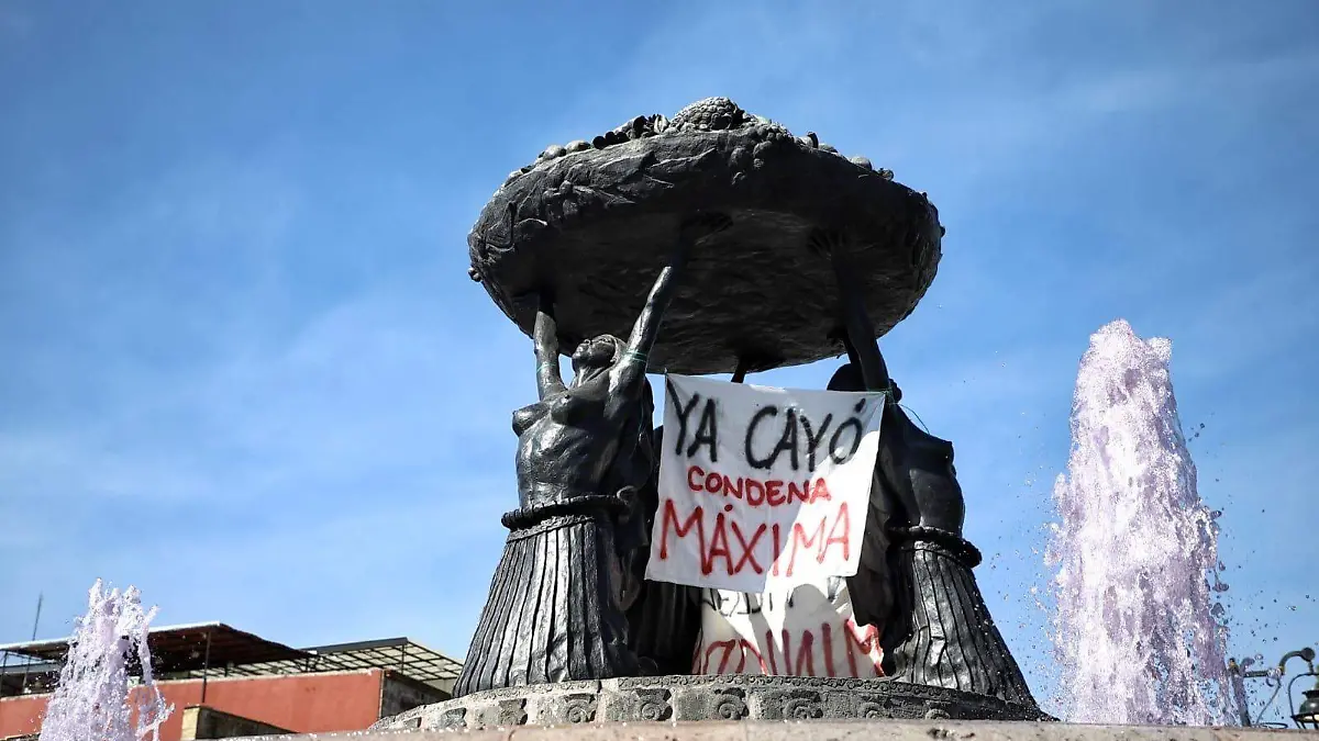 Fuente de las Tarascas con mantas colgadas y con el agua pintada 